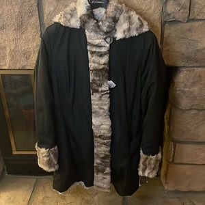 WOMENS' BLACK COAT WITH FAUX FUR